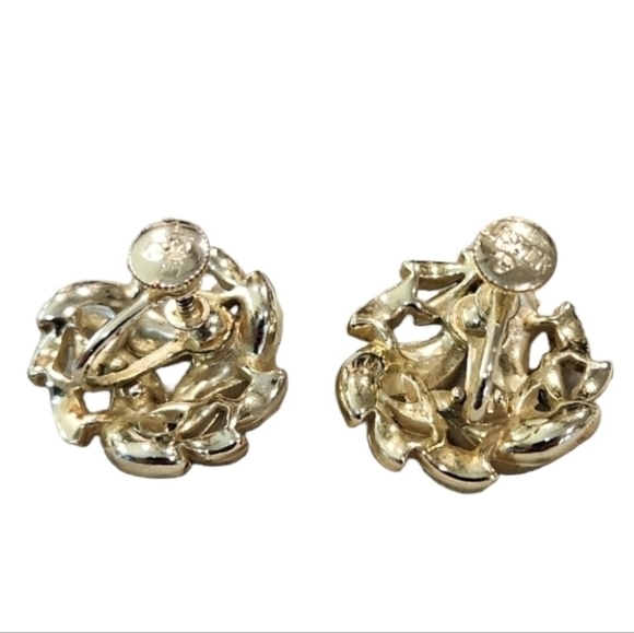 VINTAGE Lisner Gold Tone Leaf Screw Back Earrings - Picture 2 of 5